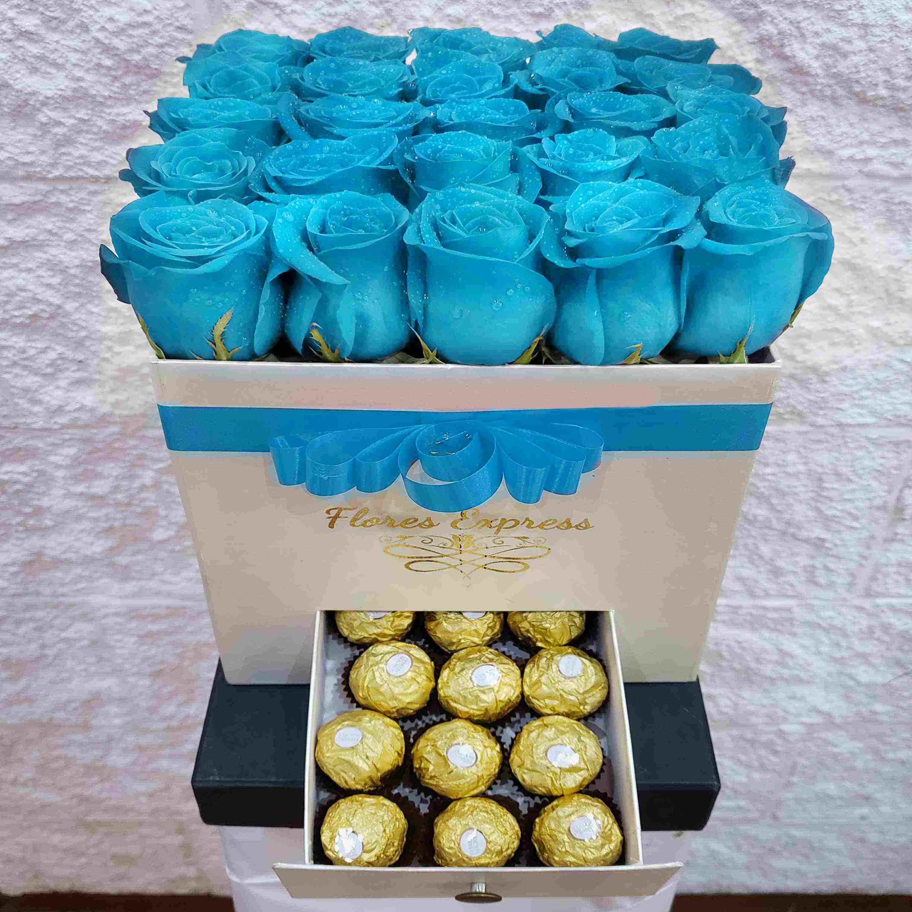 Foto de CAJA 25 ROSAS CELESTES CON FERRERO ROCHER